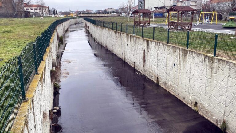 Tekirdağ’da Karaağaç Deresi Siyah Renkte Akmaya Başladı