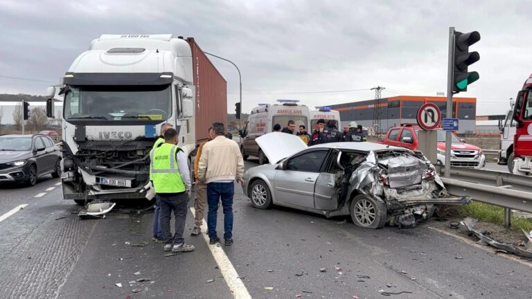 TIR, Kırmızı Işıkta Bekleyen Otomobile Çarptı; 3 Yaralı