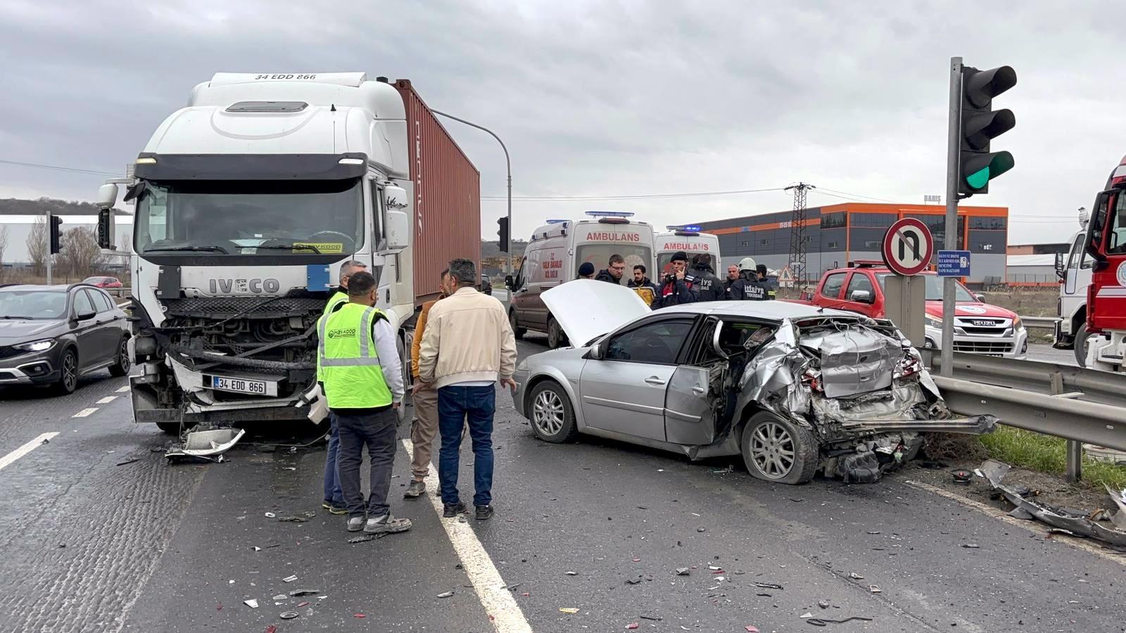 TIR, Kırmızı Işıkta Bekleyen Otomobile Çarptı; 3 Yaralı TIR, Kırmızı Işıkta Bekleyen Otomobile Çarptı; 3 Yaralı