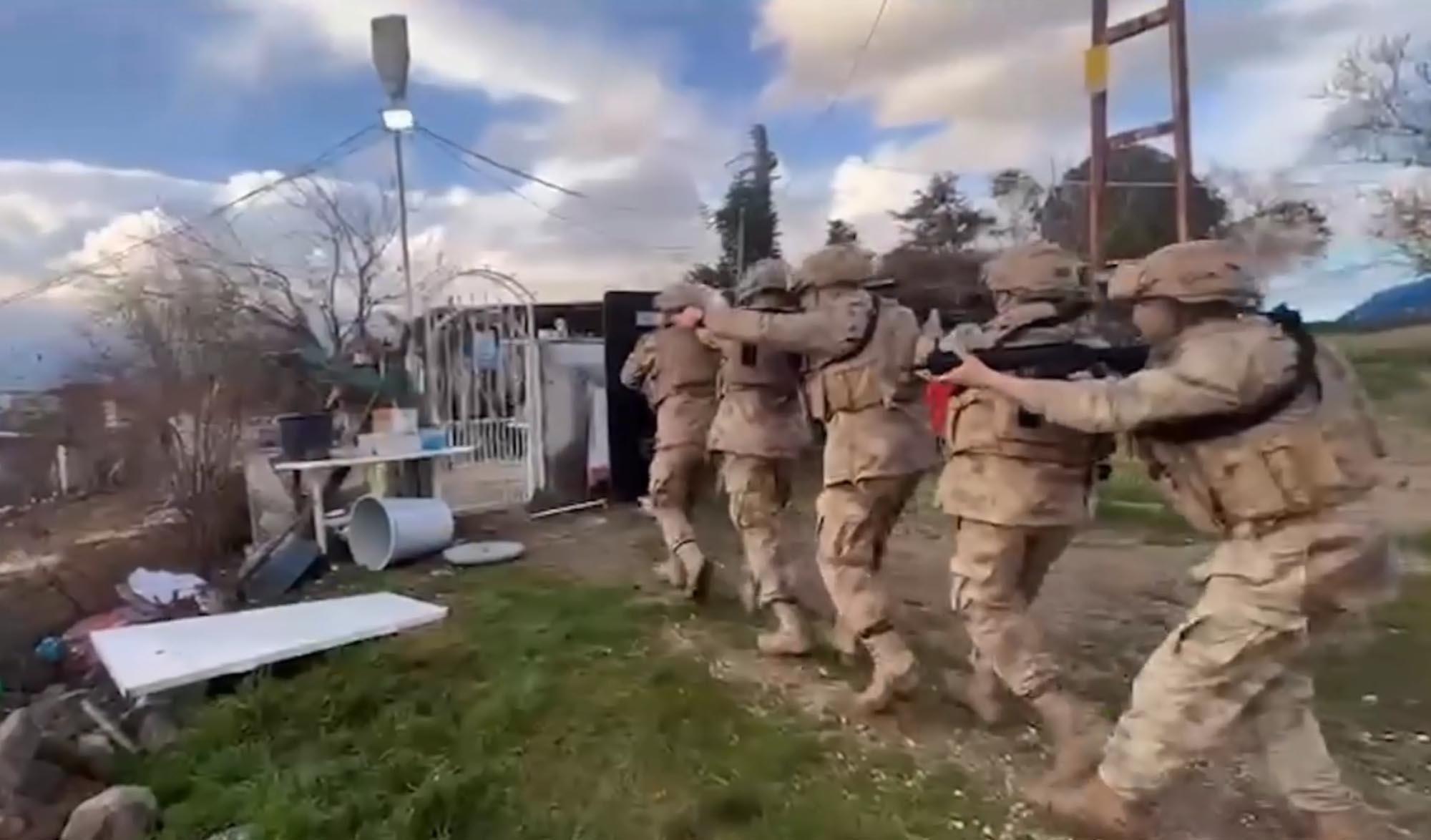 Uyuşturucuyu kümese gömmüş Uyuşturucuyu kümese gömmüş