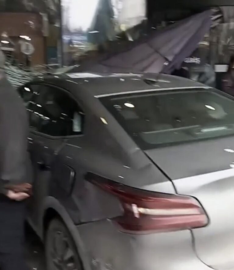 Otomobil AVM’ye Daldı: 1 Yaralı