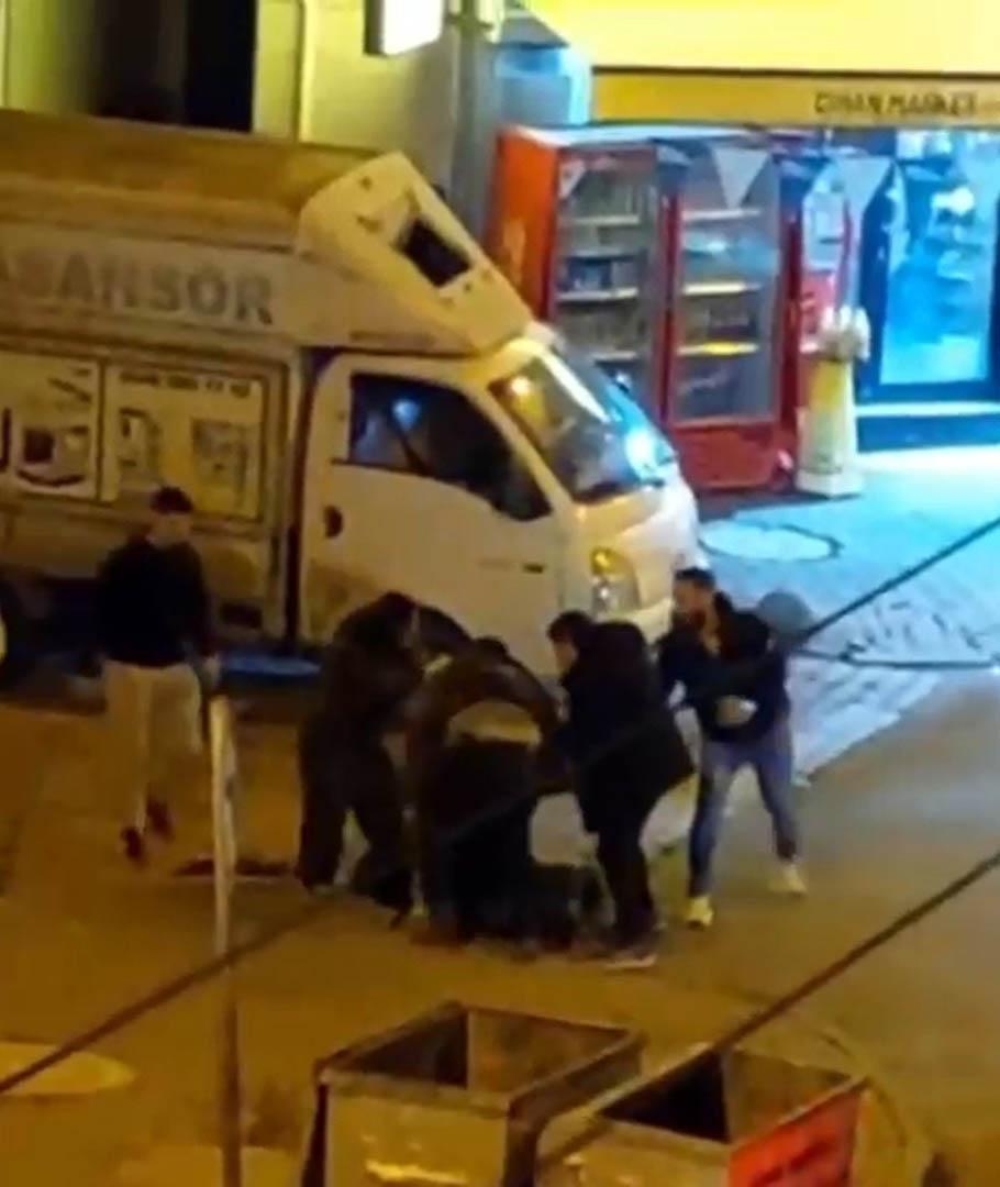 Akrabaların sokak ortasında kavgası kamerada; 2 yaralı Akrabaların sokak ortasında kavgası kamerada; 2 yaralı
