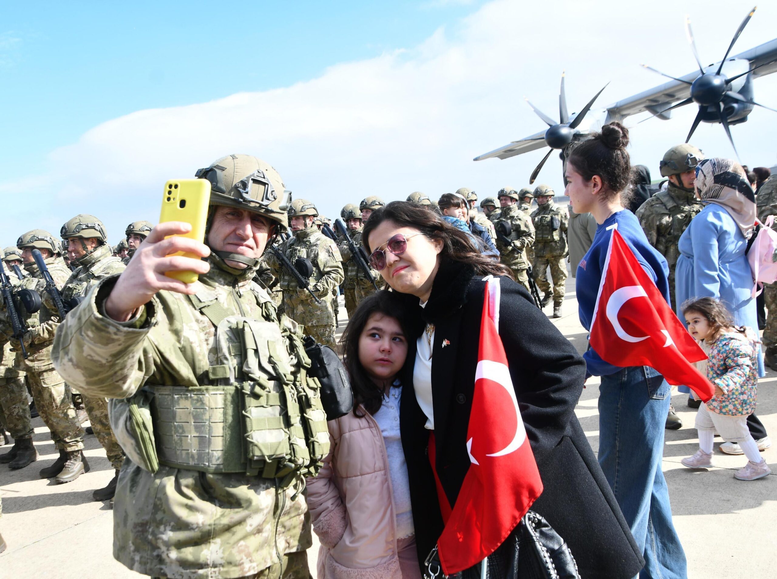 Almanya’da NATO Tatbikatına Katılacak Mehmetçikleri, Aileleri Uğurladı Almanya’da NATO Tatbikatına Katılacak Mehmetçikleri, Aileleri Uğurladı