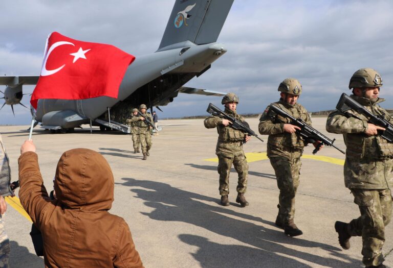 Almanya’da tatbikata katılan Mehmetçiklere duygulu karşılama