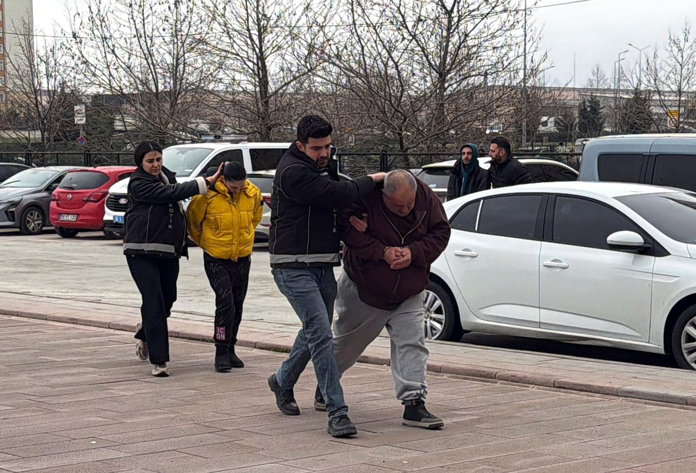 Bulgaristan plakalı otomobilde 24,5 kilo skunk ele geçirildi; 2 tutuklama Bulgaristan plakalı otomobilde 24,5 kilo skunk ele geçirildi; 2 tutuklama