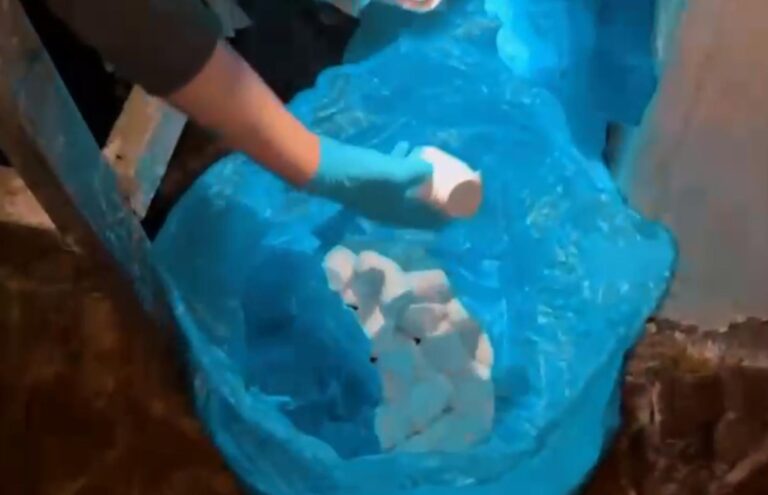 Çöp poşetlerinde uyuşturucu ele geçirildi; 2 tutuklama