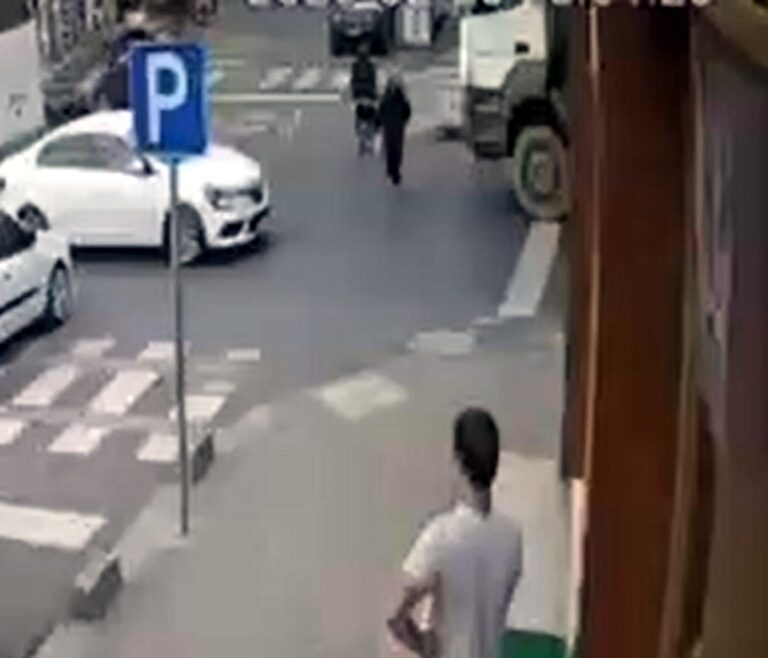 Çarpıp Kaçtı, 14 Yaşındaki Kızın Yaralandığı Kaza Kamerada