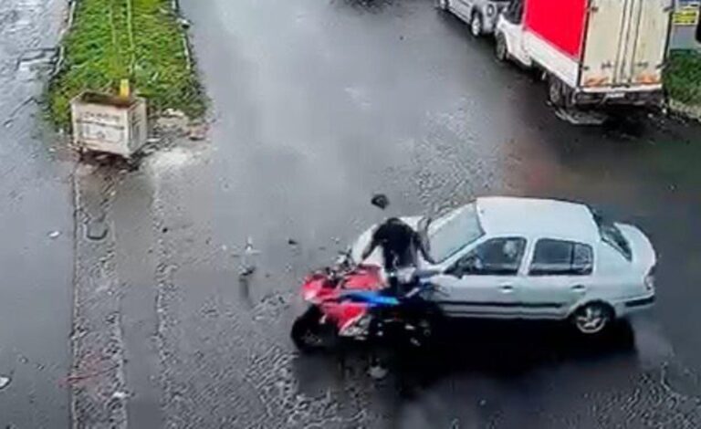 Motosikletle otomobilin çarpıştığı kaza kamerada; 1 yaralı