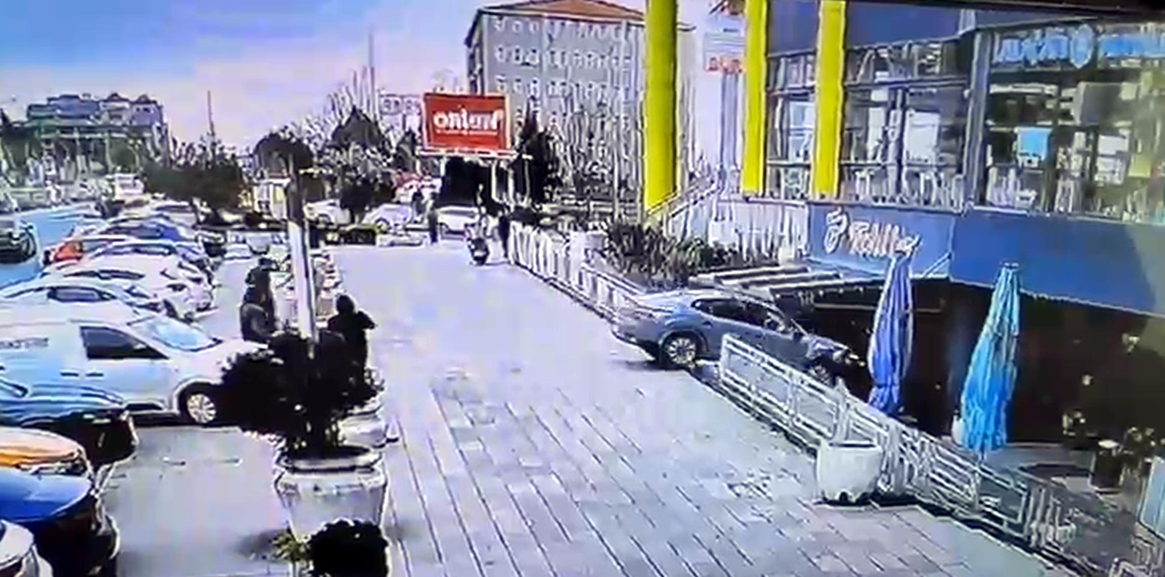 Sürücüsünün Fren Yerine Gaza Bastığı Otomobil, AVM’de Kafeye Daldı; 1 Yaralı Sürücüsünün Fren Yerine Gaza Bastığı Otomobil, AVM’de Kafeye Daldı; 1 Yaralı
