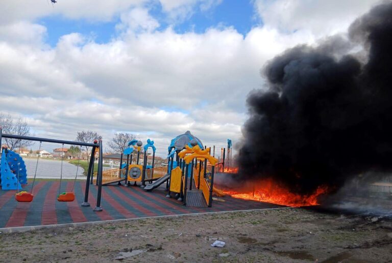 Isınmak İçin Yakılan Tahta, Çocuk Parkına Sıçradı
