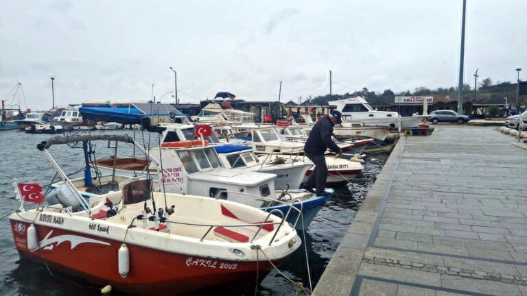 Tekirdağ’da fırtına; eğitim uçuşları iptal edildi, balıkçılar denize açılamadı