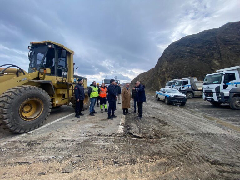Tekirdağ’da heyelan nedeniyle kapanan yolda kontrollü ulaşım
