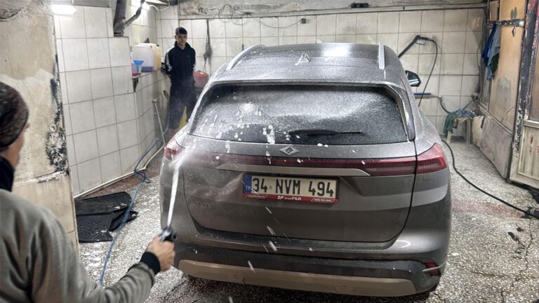 Tekirdağ’da toz taşınımı; araçlar çamurla kaplandı