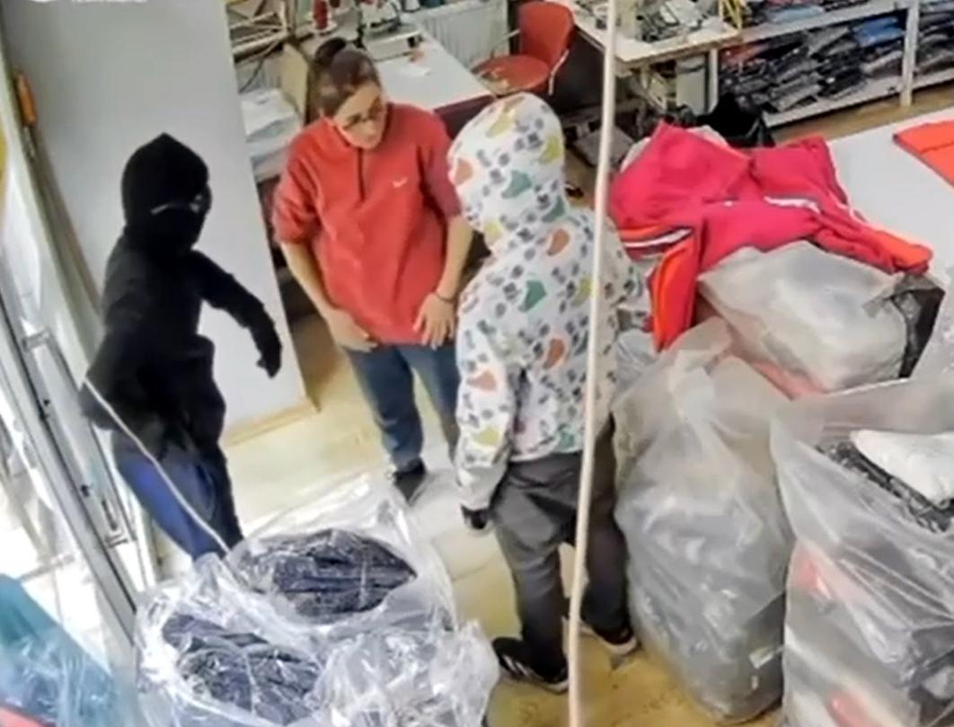 Terzi Fatma, Hırsızlık Şüphelilerine Direndi: Tokatlayıp, Dışarı Attım Terzi Fatma, Hırsızlık Şüphelilerine Direndi: Tokatlayıp, Dışarı Attım