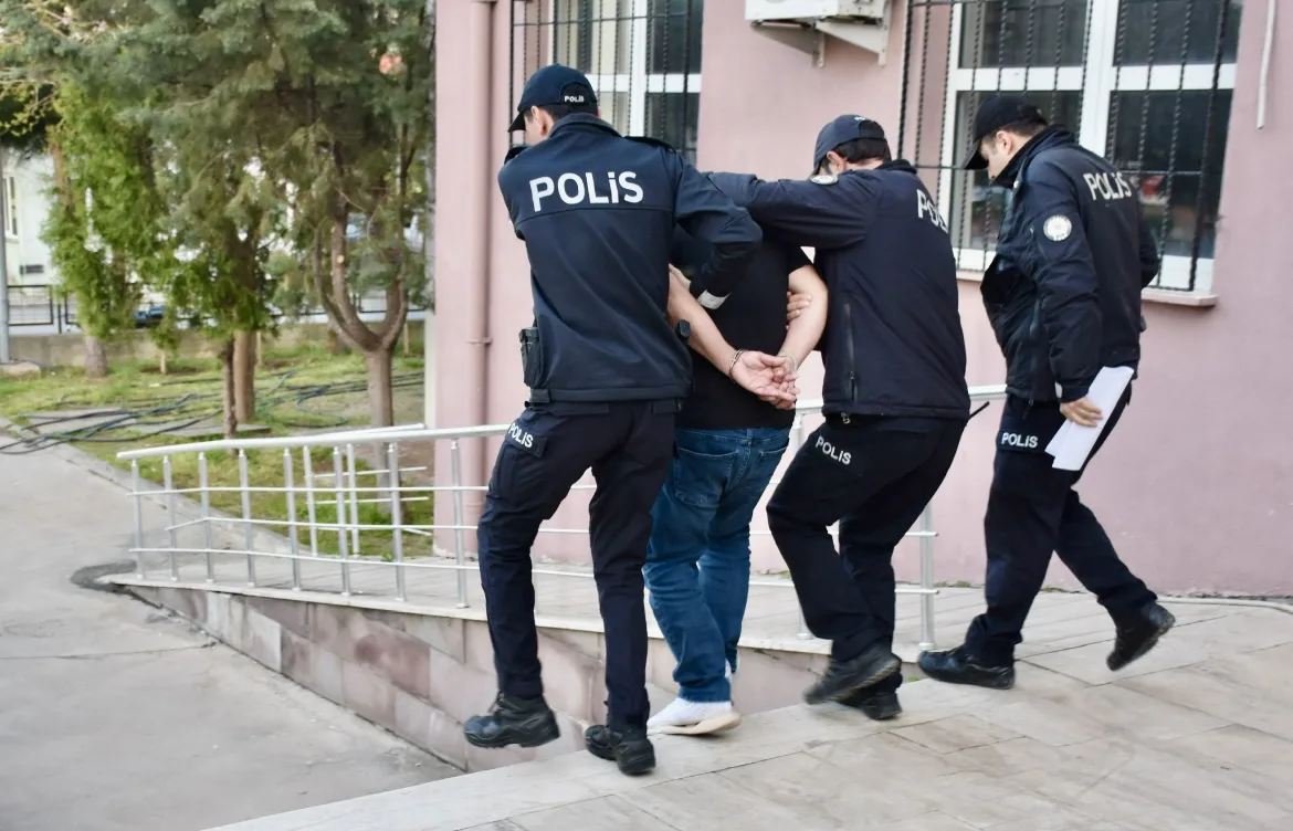 Cinsel İstismar Suçundan Aranan Şahıs Yakalandı Cinsel İstismar Suçundan Aranan Şahıs Yakalandı