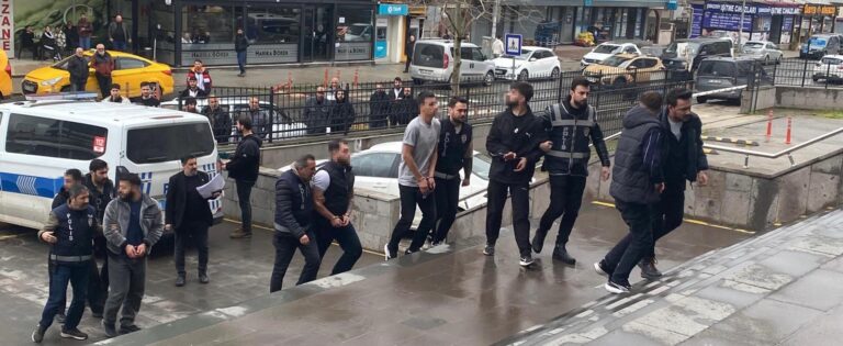 Banka hesabını kiraladığı kişilere ulaşamayınca arkadaşlarını kaçırıp darbettirdi; 8 kişi tutuklandı