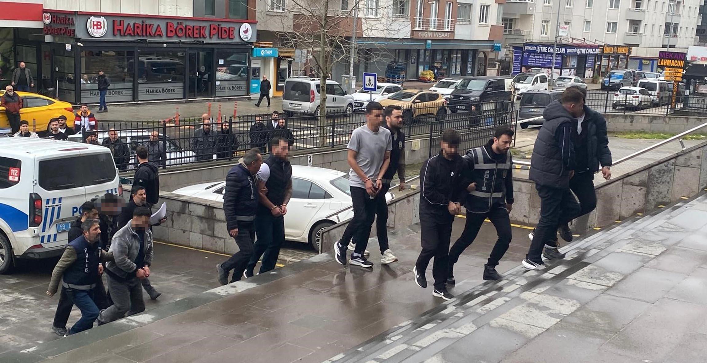 Banka Hesabını Kiraladığı Kişilere Ulaşamayınca Arkadaşlarını Kaçırıp Darbettirdi Banka Hesabını Kiraladığı Kişilere Ulaşamayınca Arkadaşlarını Kaçırıp Darbettirdi