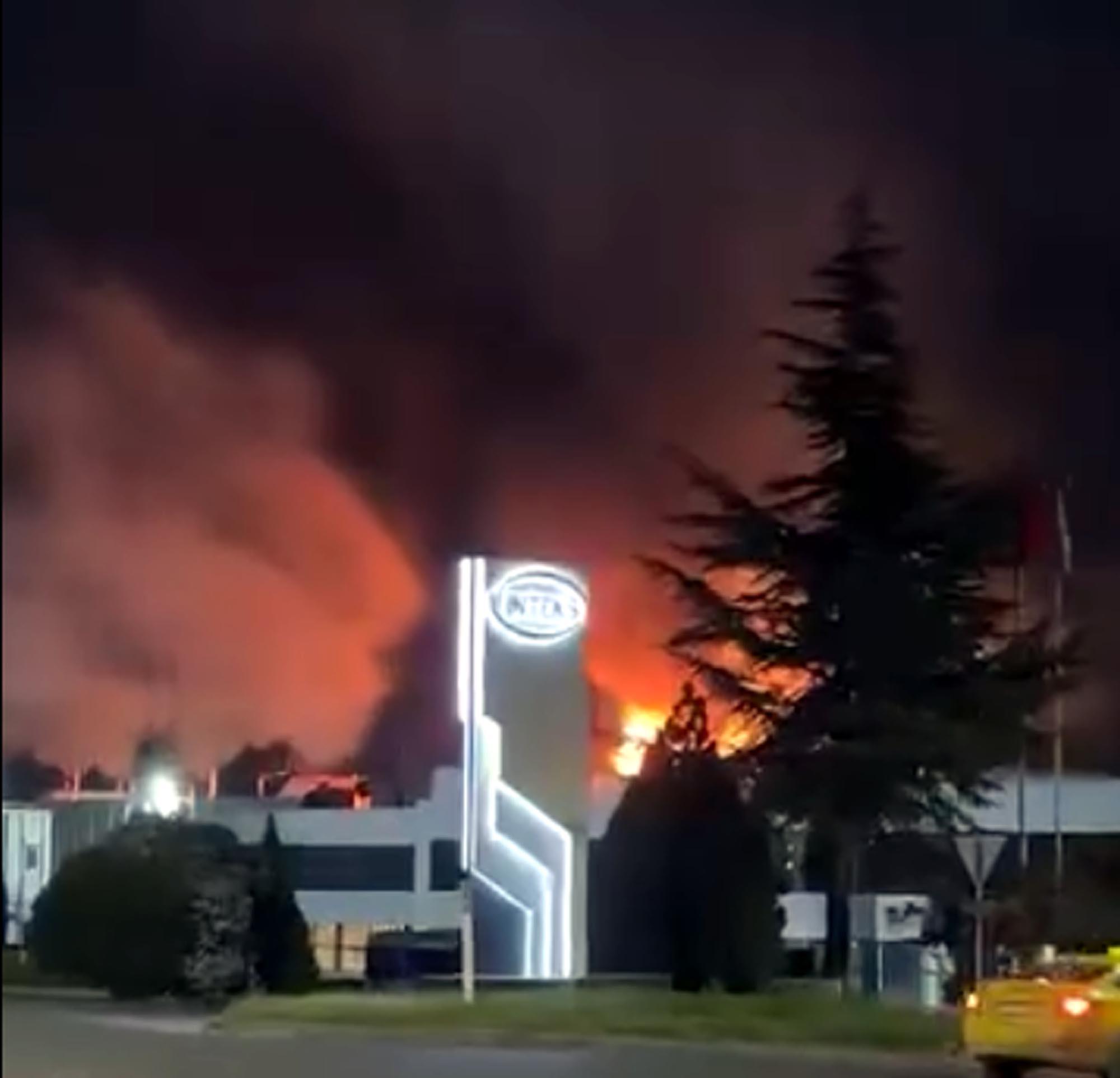 Fabrika bacasında çıkan yangın büyümeden söndürüldü Fabrika bacasında çıkan yangın büyümeden söndürüldü