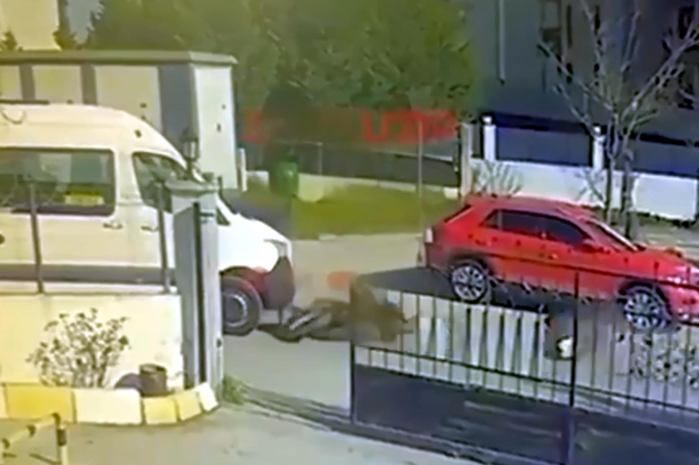 Minibüs ile motosikletin çarpıştığı kaza kamerada: 2 yaralı Minibüs ile motosikletin çarpıştığı kaza kamerada: 2 yaralı