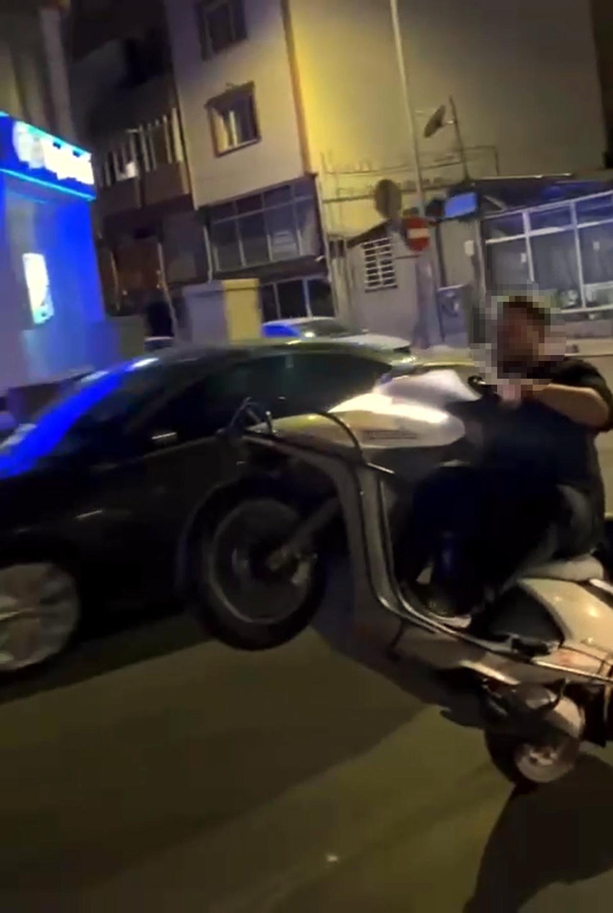 Motosiklet sürücüsünün tek teker üzerinde tehlikeli sürüşü kamerada Motosiklet sürücüsünün tek teker üzerinde tehlikeli sürüşü kamerada