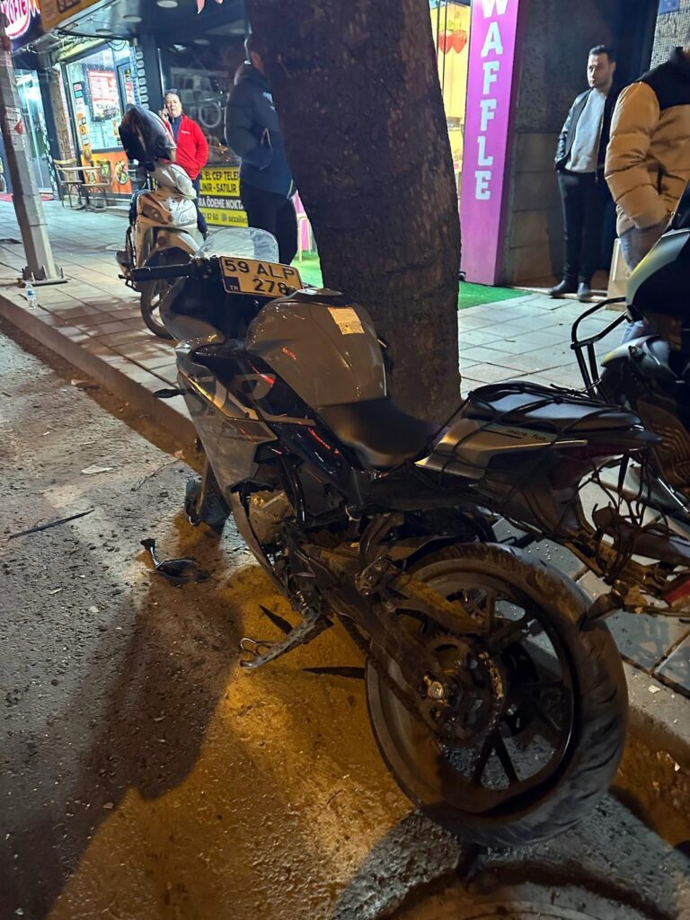 Otomobille çarpışan motosiklet sürücüsü yaralandı