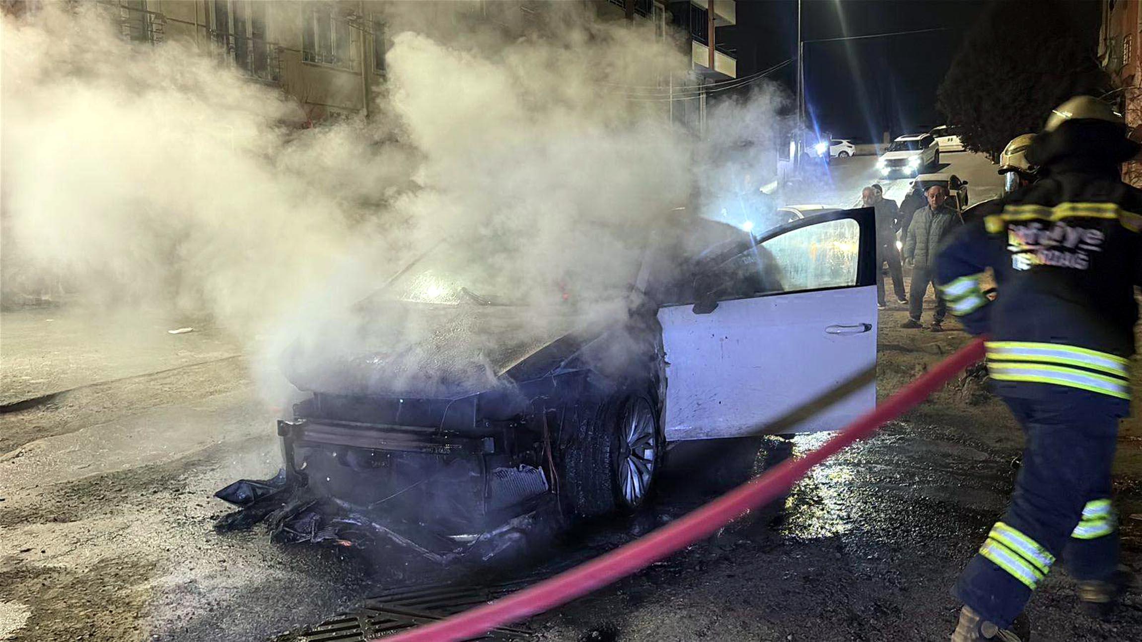 Alev Alev Yanan Otomobil Kullanılamaz Hale Geldi Alev Alev Yanan Otomobil Kullanılamaz Hale Geldi
