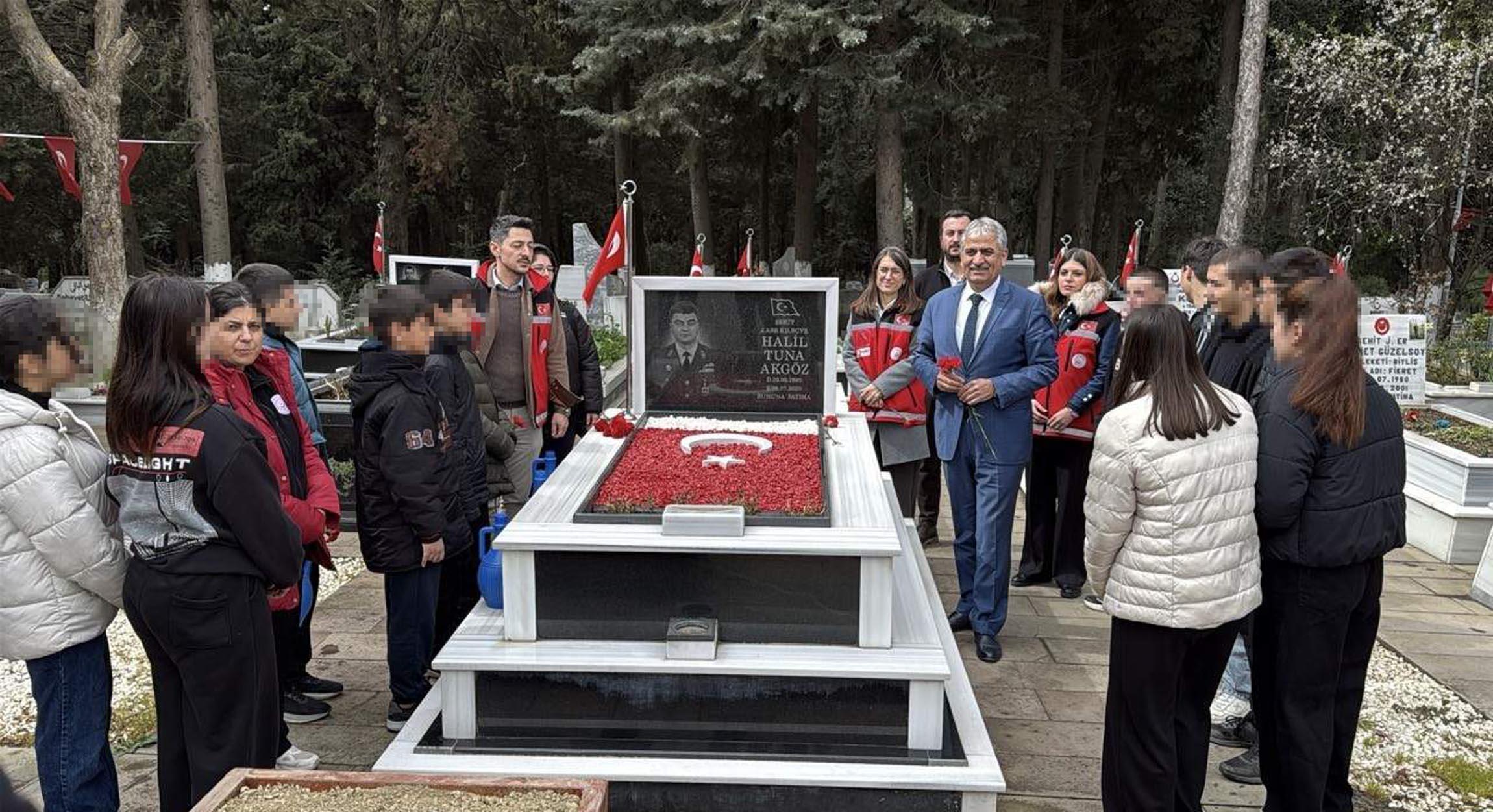 Sevgi Evlerindeki çocuklardan şehitlik ziyareti Sevgi Evlerindeki çocuklardan şehitlik ziyareti