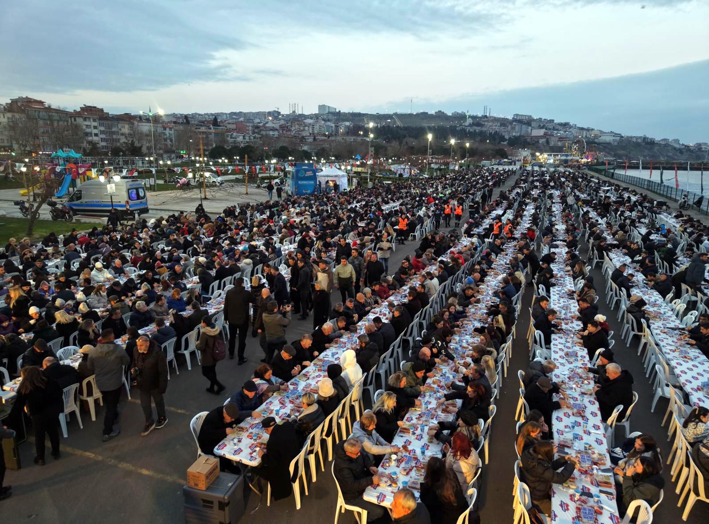 Tekirdağ sahilindeki iftar buluşmasına 8 bin kişi katıldı Tekirdağ sahilindeki iftar buluşmasına 8 bin kişi katıldı