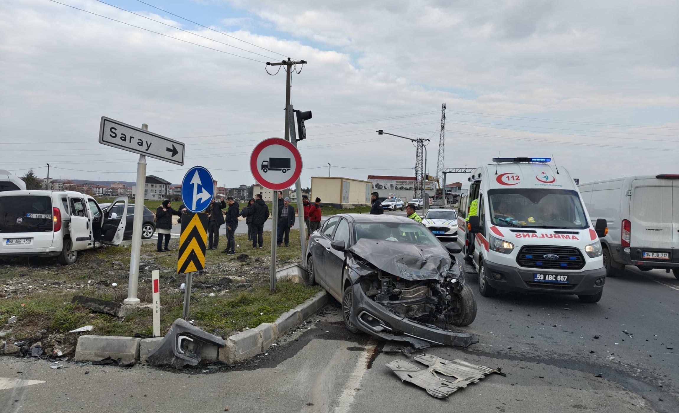 Hafif Ticari Araç İle Otomobil Çarpıştı: 2 Yaralı Hafif Ticari Araç İle Otomobil Çarpıştı: 2 Yaralı