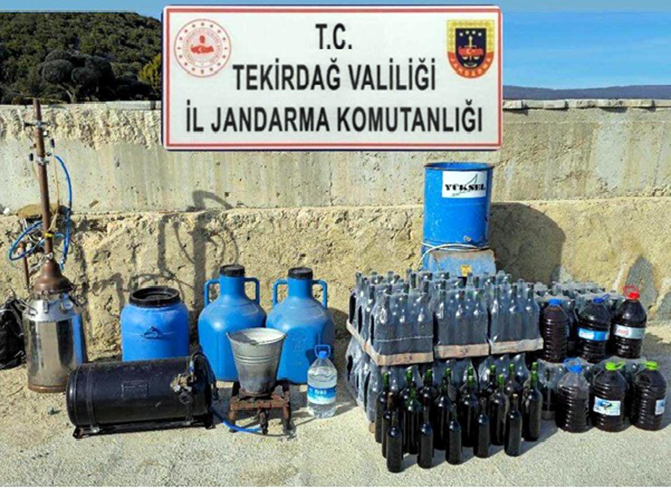 Tekirdağ’da çiftlik evinde silah, sahte içki, uyuşturucu ele geçirildi Tekirdağ’da çiftlik evinde silah, sahte içki, uyuşturucu ele geçirildi