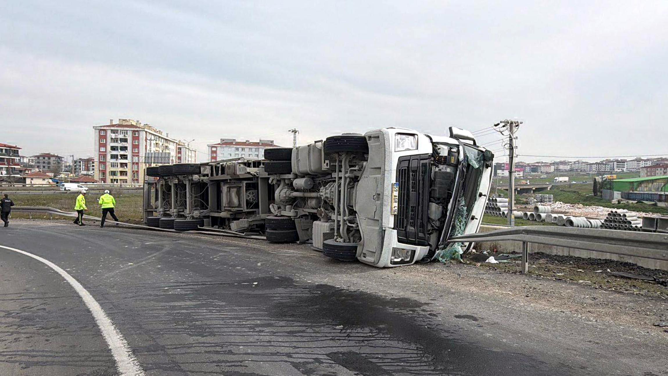 Devrilen TIR’ın Sürücüsü Yaralandı Devrilen TIR’ın Sürücüsü Yaralandı