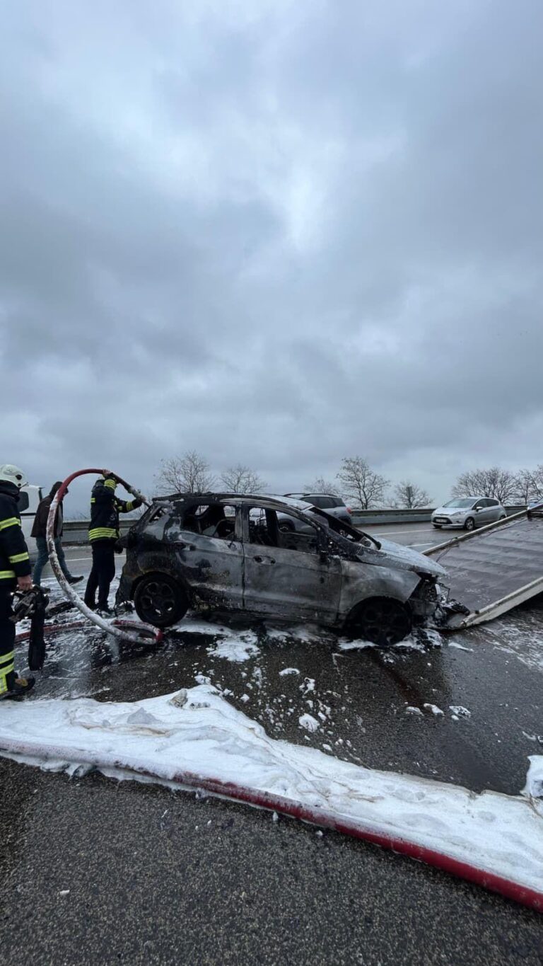 Kaza Yapıp Alev Alan Otomobil Hurdaya Döndü