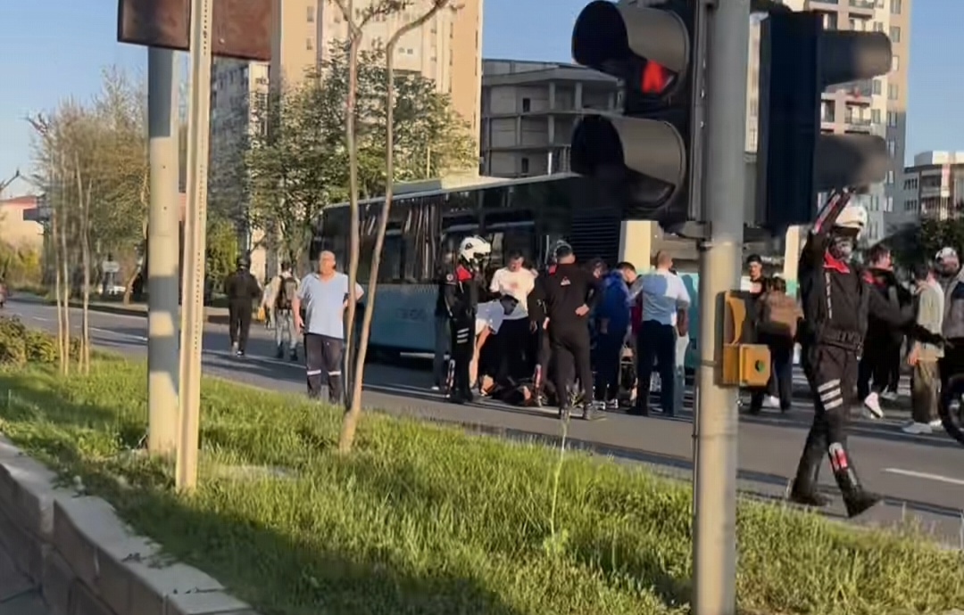 Motosiklet Yolcu Otobüsene Çarptı: 1’i Ağır 2 Yaralı Motosiklet Yolcu Otobüsene Çarptı: 1’i Ağır 2 Yaralı