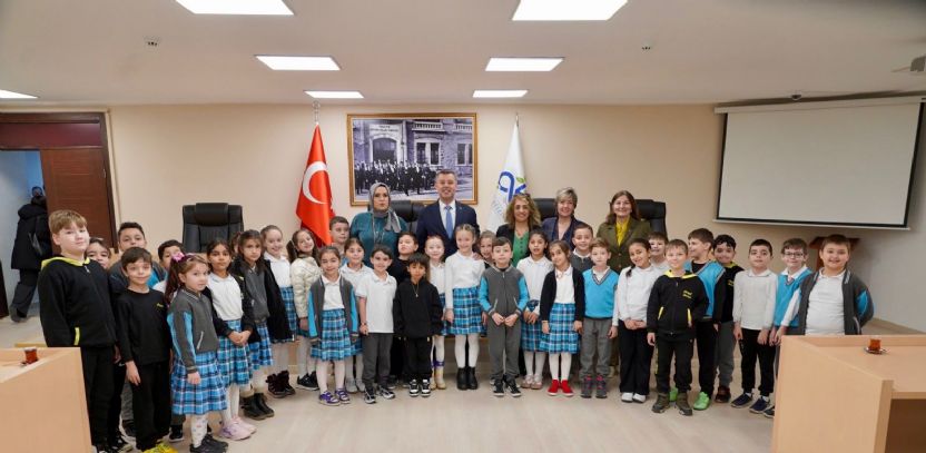 Başkan Sarıkurt Kapılarını Küçük Misafirlere Açtı Başkan Sarıkurt Kapılarını Küçük Misafirlere Açtı