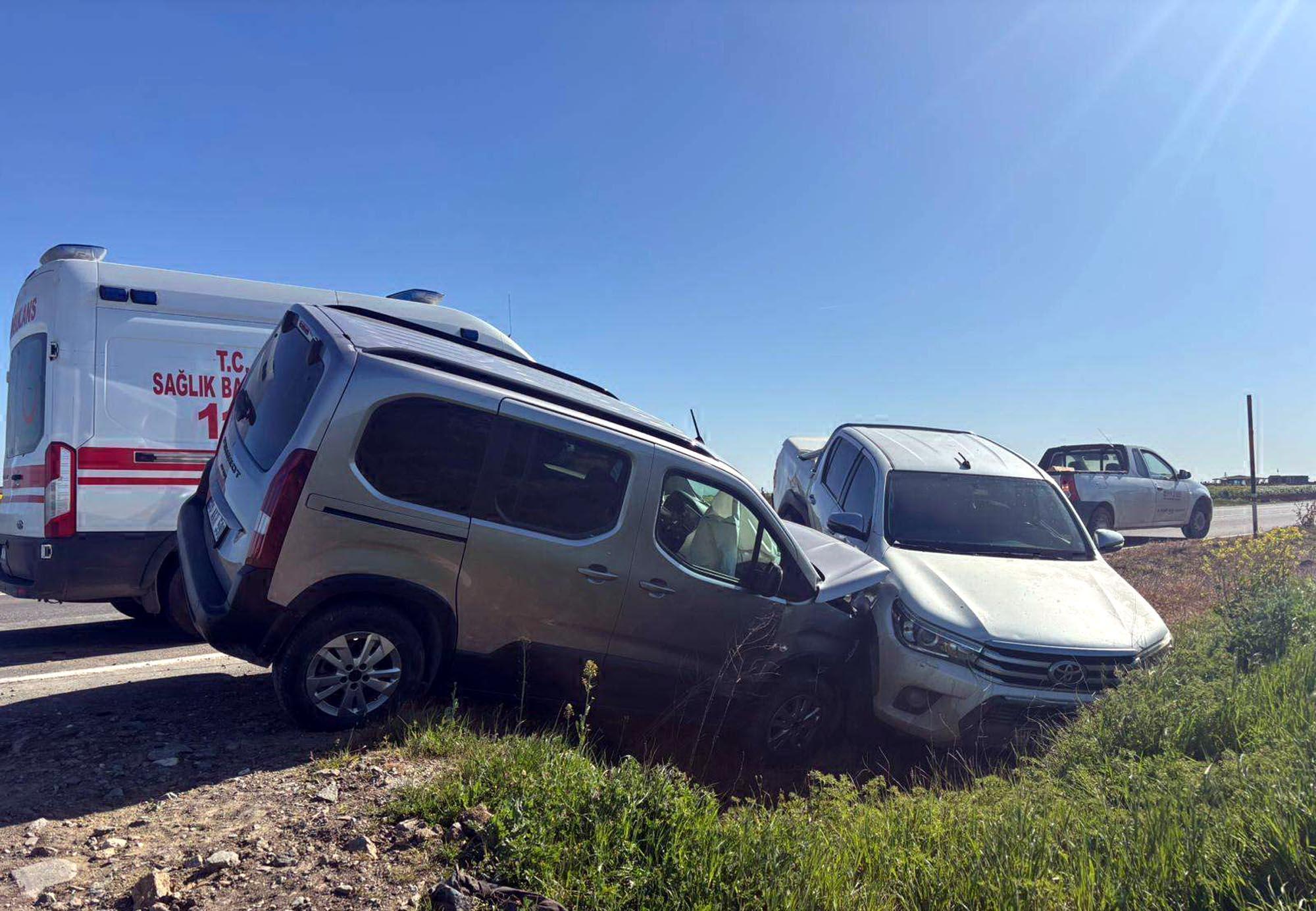 Kamyonet İle Hafif Ticari Araç Çarpıştı; 2 Yaralı Kamyonet İle Hafif Ticari Araç Çarpıştı; 2 Yaralı