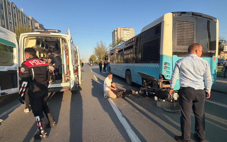Motosiklet, duraktaki otobüse çarptı; 2 yaralı