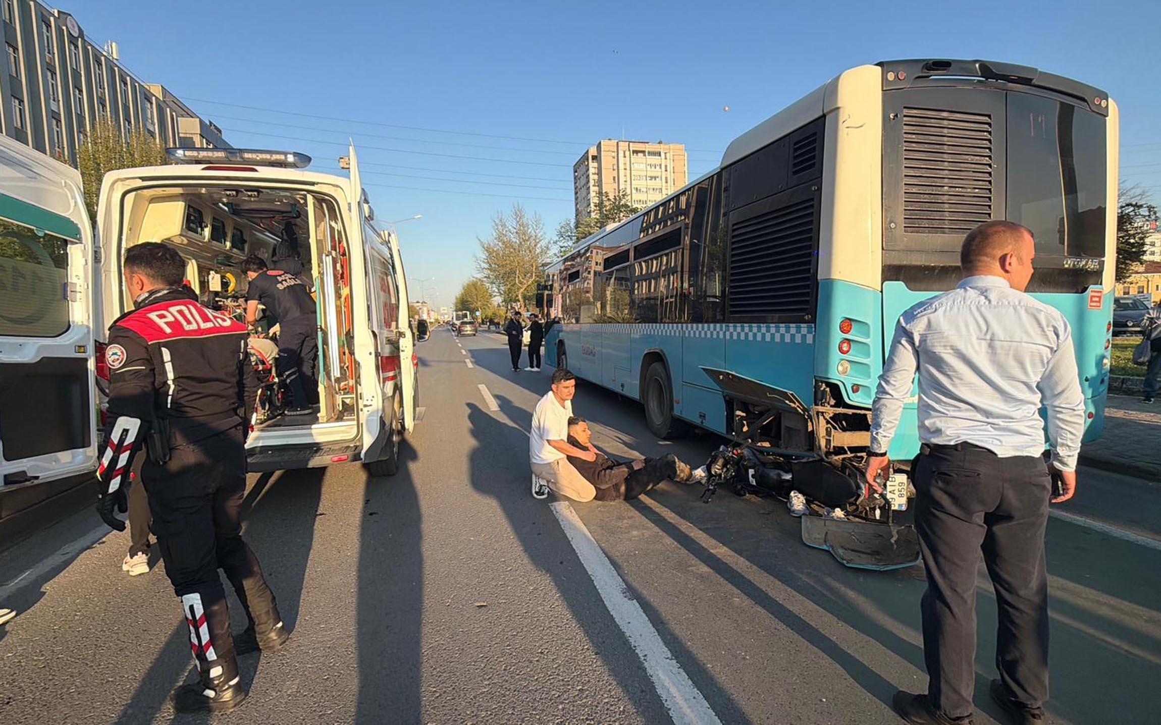 Motosiklet, duraktaki otobüse çarptı; 2 yaralı Motosiklet, duraktaki otobüse çarptı; 2 yaralı