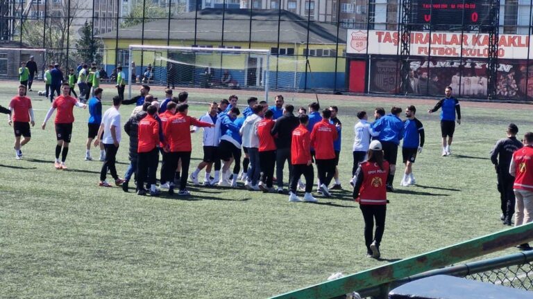 Süper Amatör Lig maçında ev sahibi futbolcular ile deplasman taraftarları arasında gerginlik