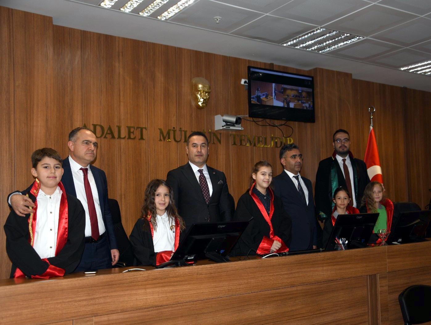 Tekirdağ’da öğrenciler adliyeyi ziyaret etti, hakim ve savcı cübbesi giydi Tekirdağ’da öğrenciler adliyeyi ziyaret etti, hakim ve savcı cübbesi giydi