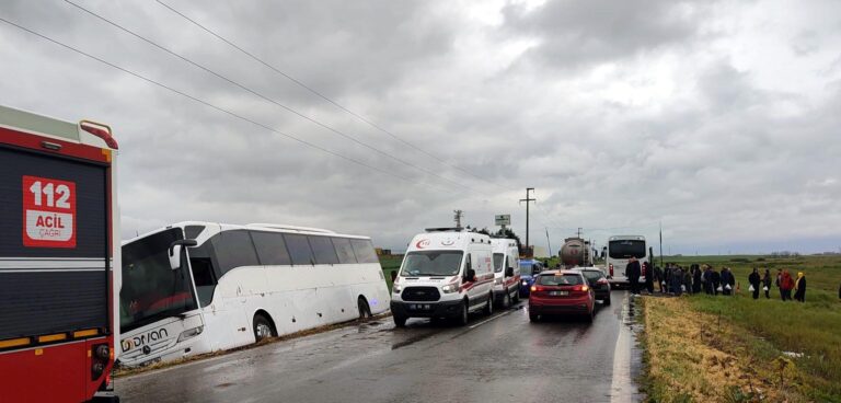 İşçileri Taşıyan Otobüs Yoldan Çıktı, 1 Yaralı