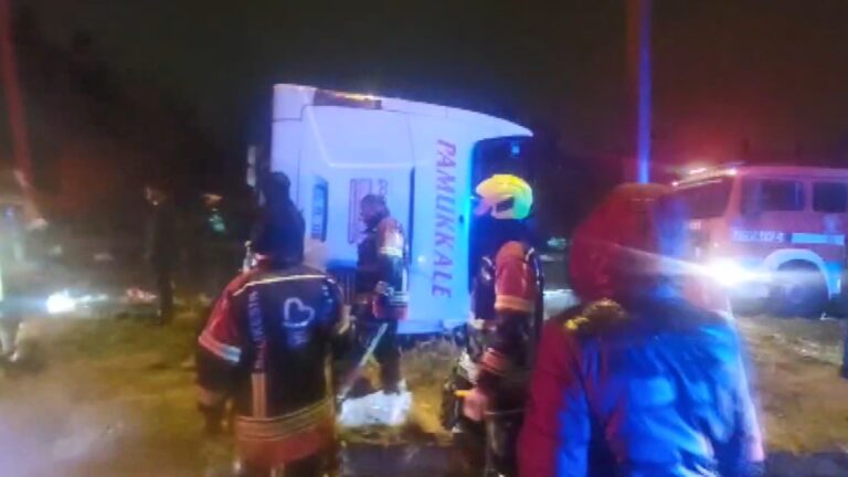 Yolcu Otobüsü Devrildi: 3 Ölü, 31 Yaralı