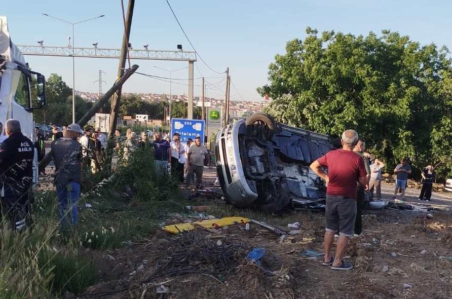 Feci Kaza: Ölü ve Yaralılar Var Feci Kaza: Ölü ve Yaralılar Var