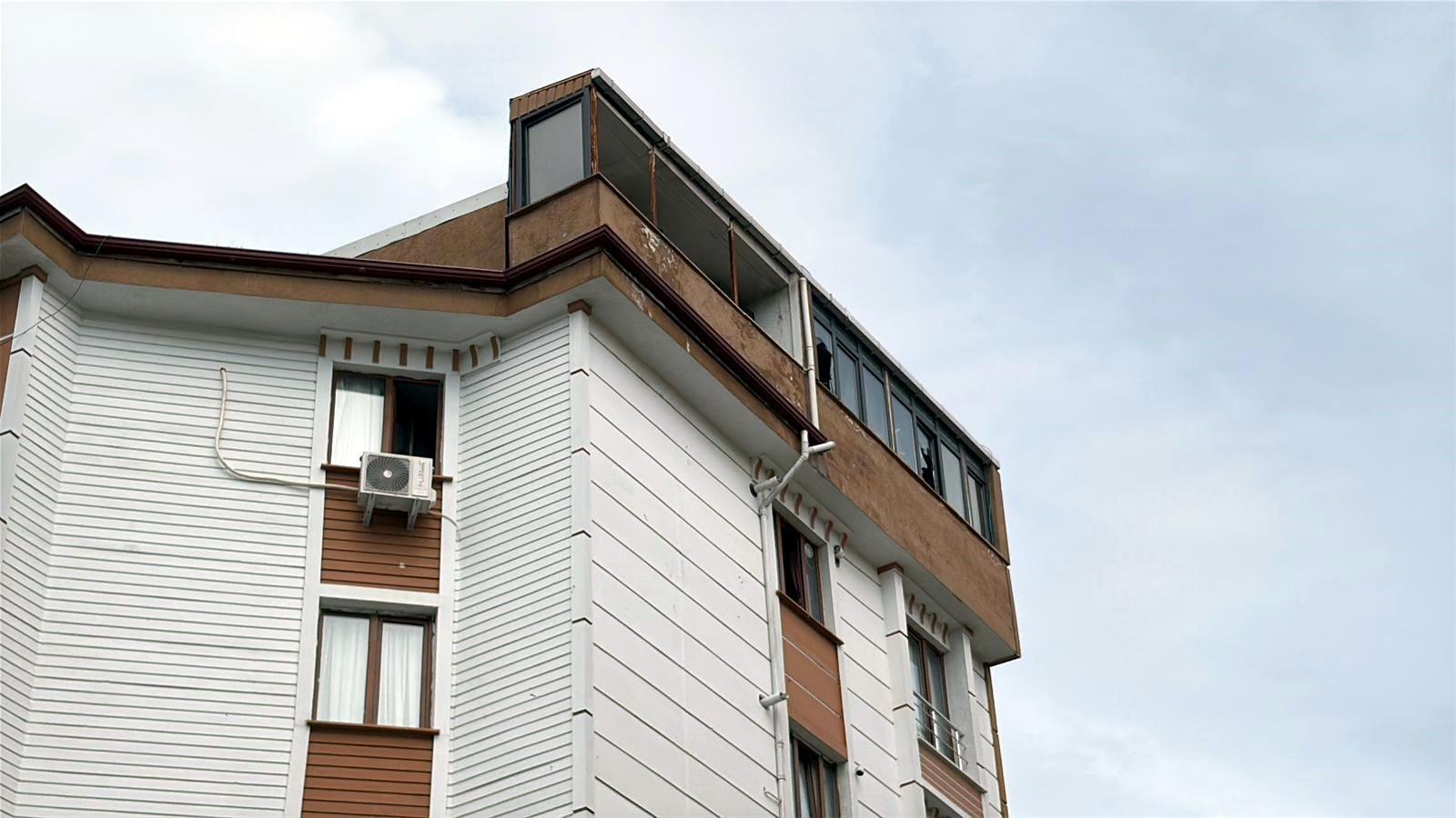 Apartmanın terasında çıkan yangında 2 kişi dumandan etkilendi Apartmanın terasında çıkan yangında 2 kişi dumandan etkilendi