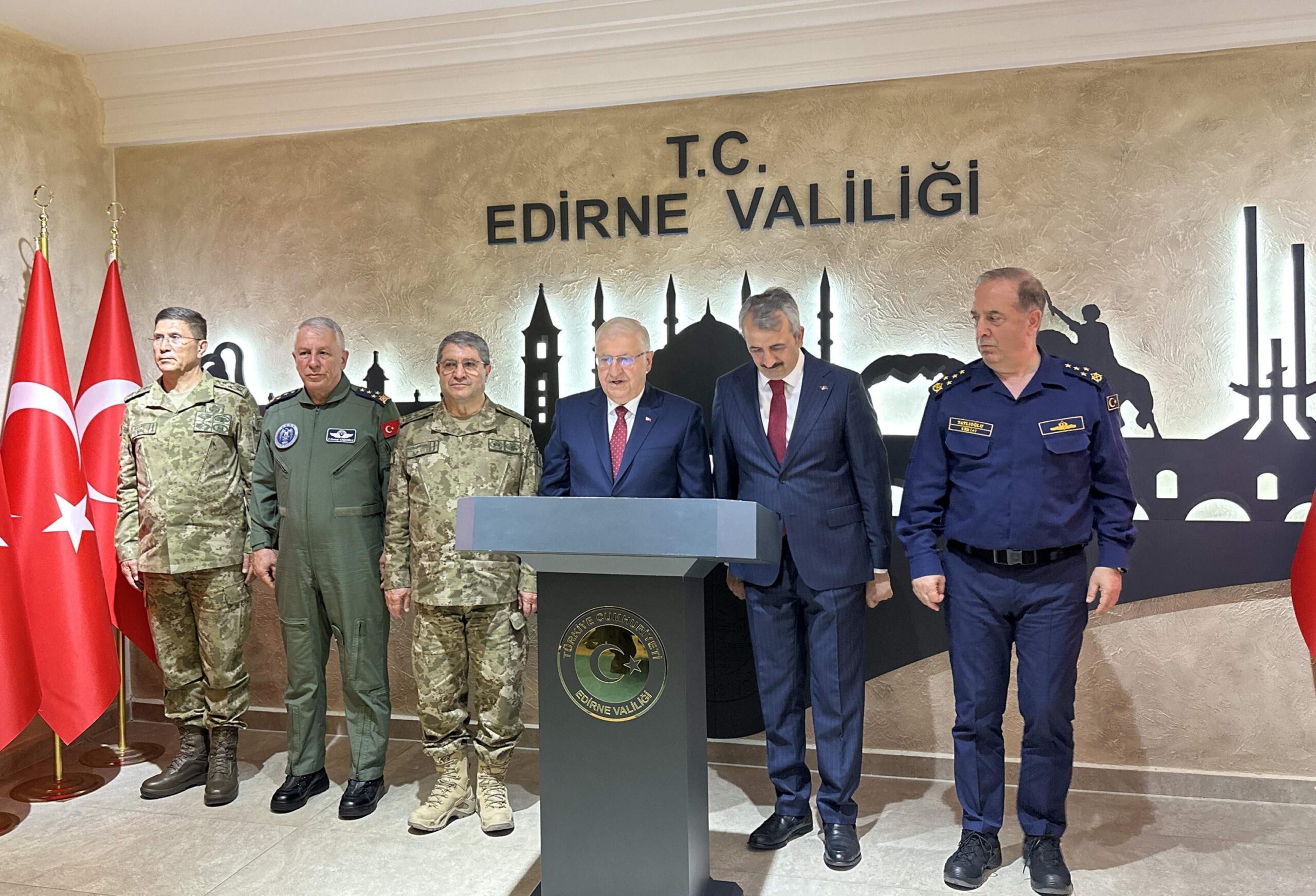 Bakan Güler, Edirne Valisi Sezer’i ziyaret etti Bakan Güler, Edirne Valisi Sezer’i ziyaret etti
