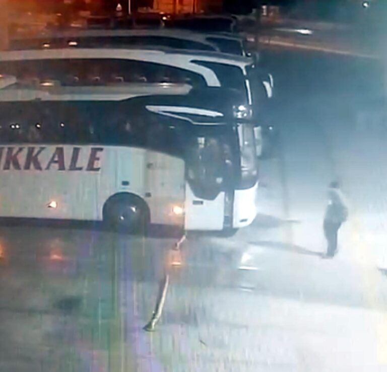 Balıkesir’de yolcu otobüsü devrildi; 3 ölü, 30 yaralı (3)