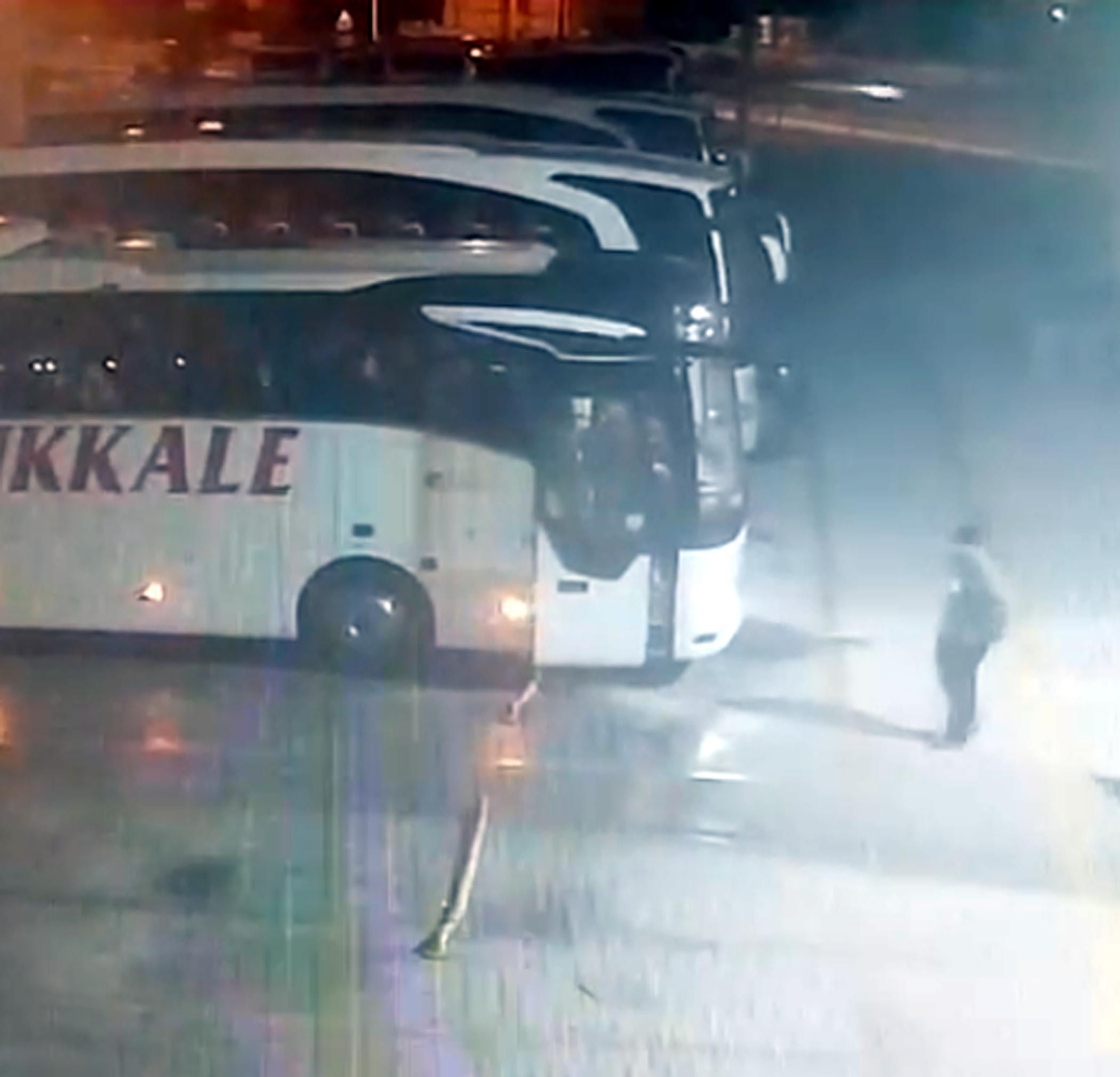 Balıkesir’de yolcu otobüsü devrildi; 3 ölü, 30 yaralı (3) Balıkesir’de yolcu otobüsü devrildi; 3 ölü, 30 yaralı (3)