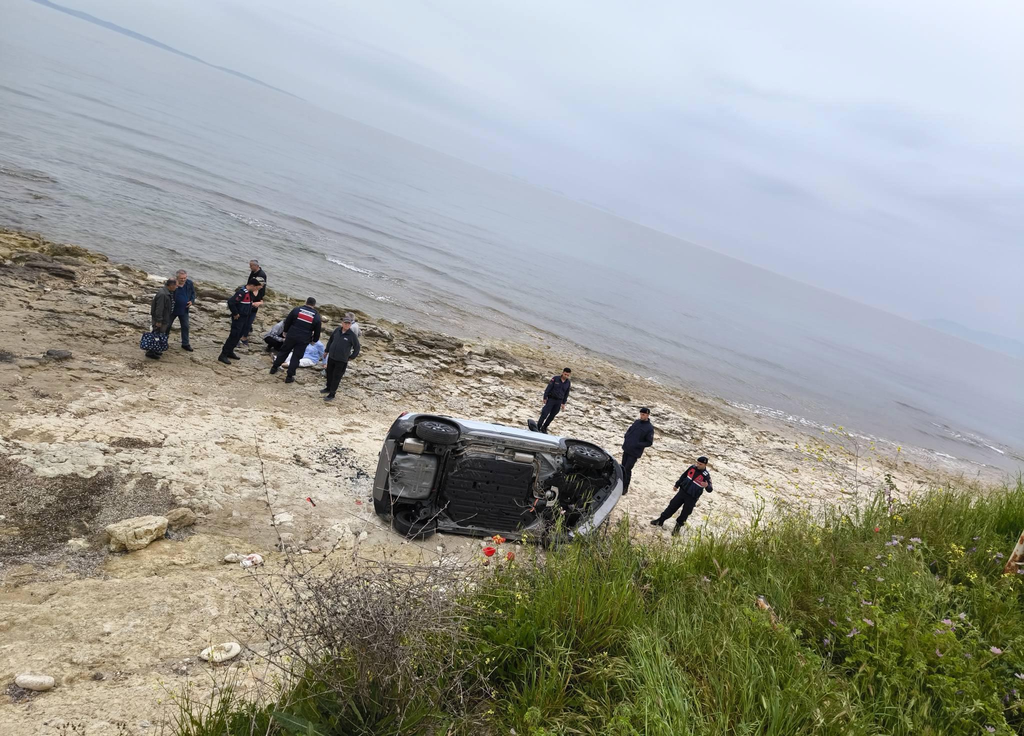 Bariyeri aşıp, kumsala uçan otomobilden yara almadan kurtuldular/Ek fotoğraflar Bariyeri aşıp, kumsala uçan otomobilden yara almadan kurtuldular/Ek fotoğraflar