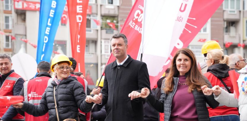 Başkan Sarıkurt 1 Mayıs`ta Emekçilerle Omuz Omuza Başkan Sarıkurt 1 Mayıs`ta Emekçilerle Omuz Omuza