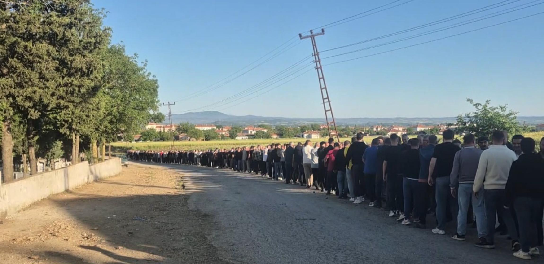 Beldede 90 yıllık bayramlaşma geleneği; metrelerce kuyruk oluştu Beldede 90 yıllık bayramlaşma geleneği; metrelerce kuyruk oluştu