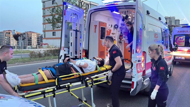 Motosiklet Yayaya Çarptı; 2 Yaralı